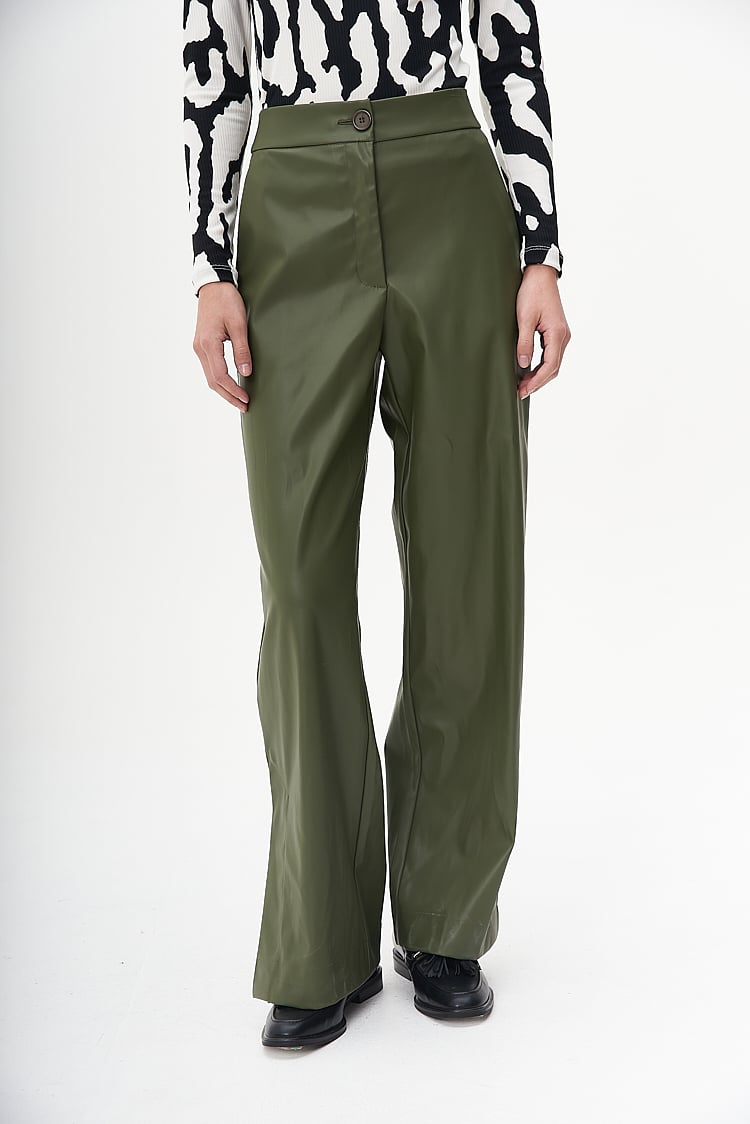 pantalon ecocuero suelto