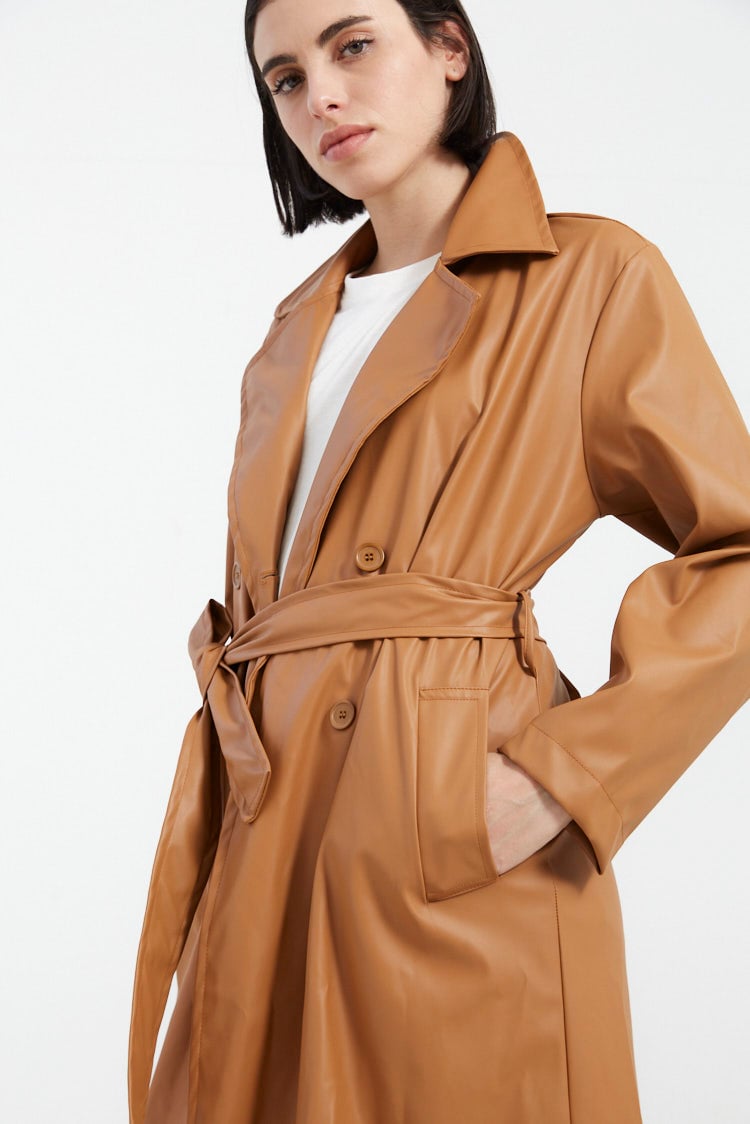 trench engomado