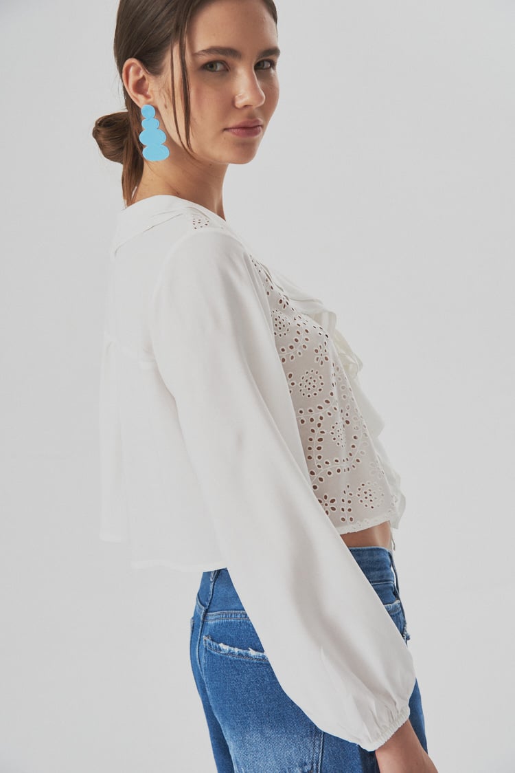 blusa corta volados