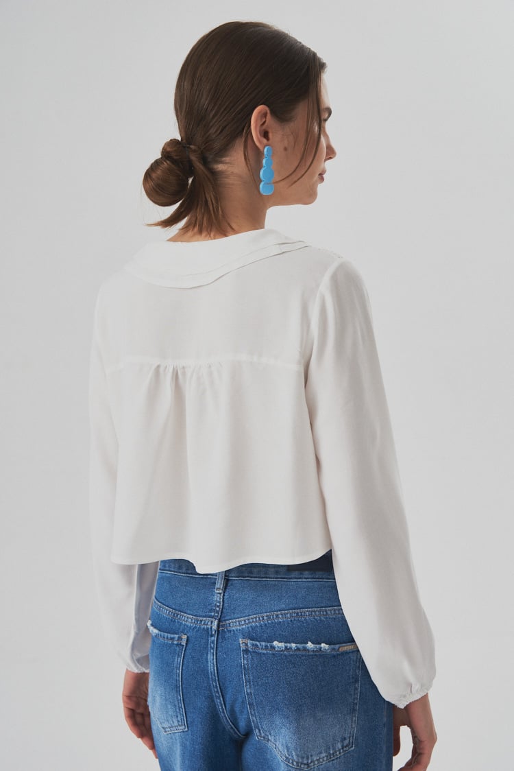 blusa corta volados