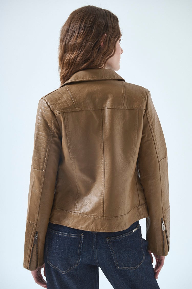 campera ecocuero entallada