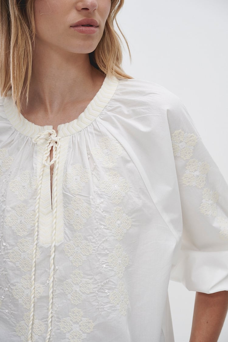 camisa bordada amplia