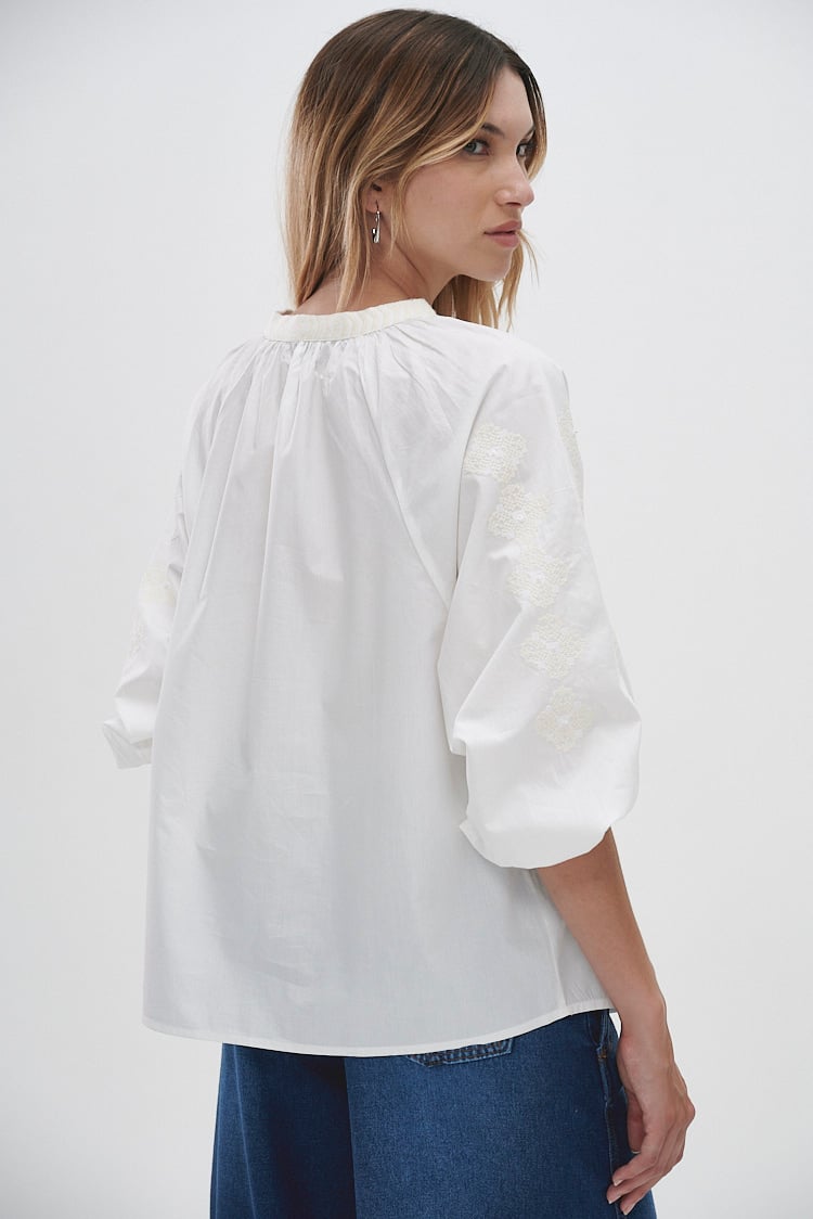 camisa bordada amplia
