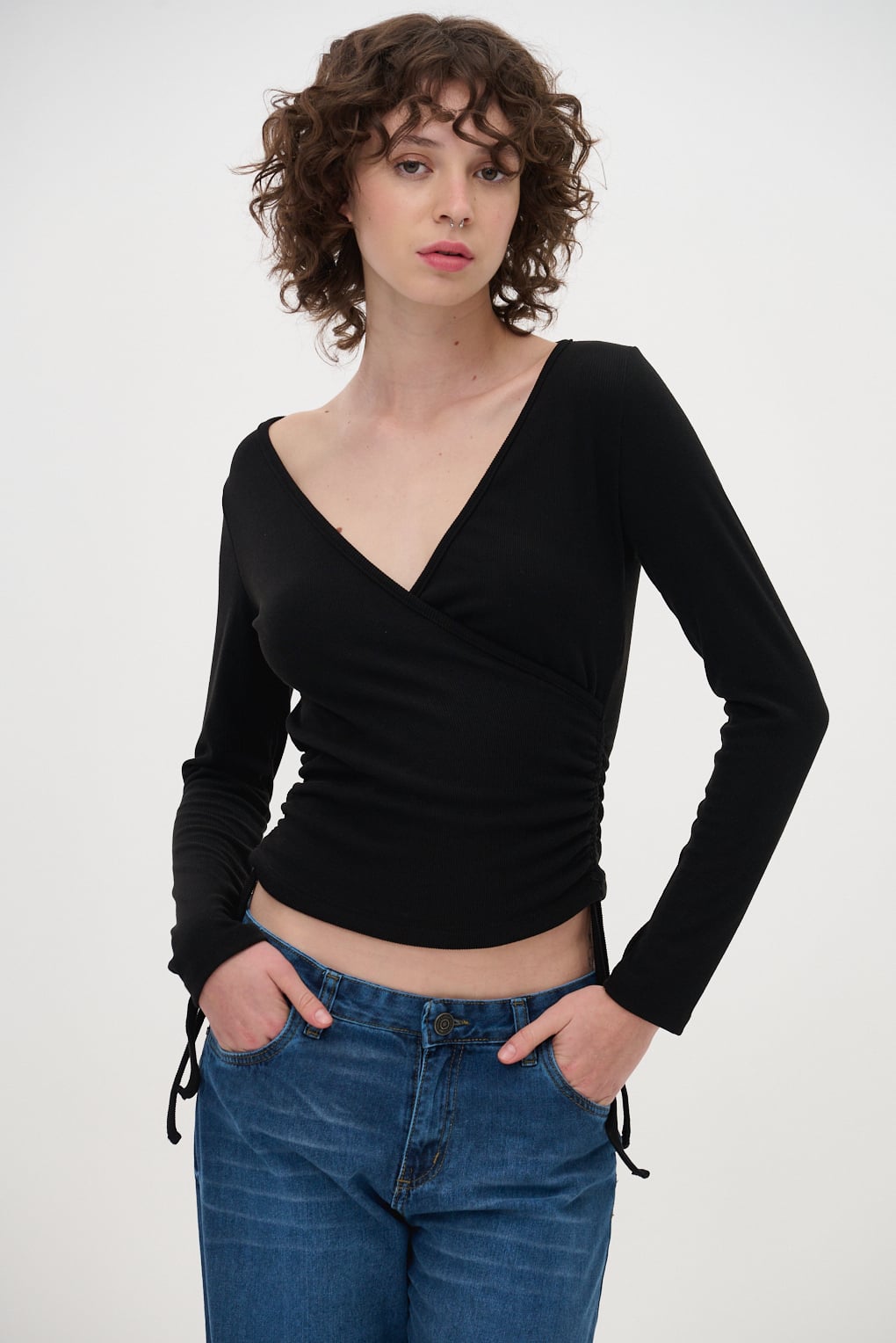 remera escote V frunces