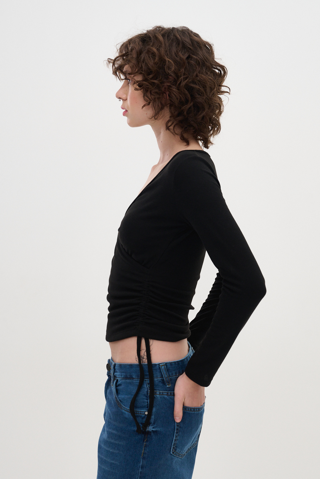 remera escote V frunces