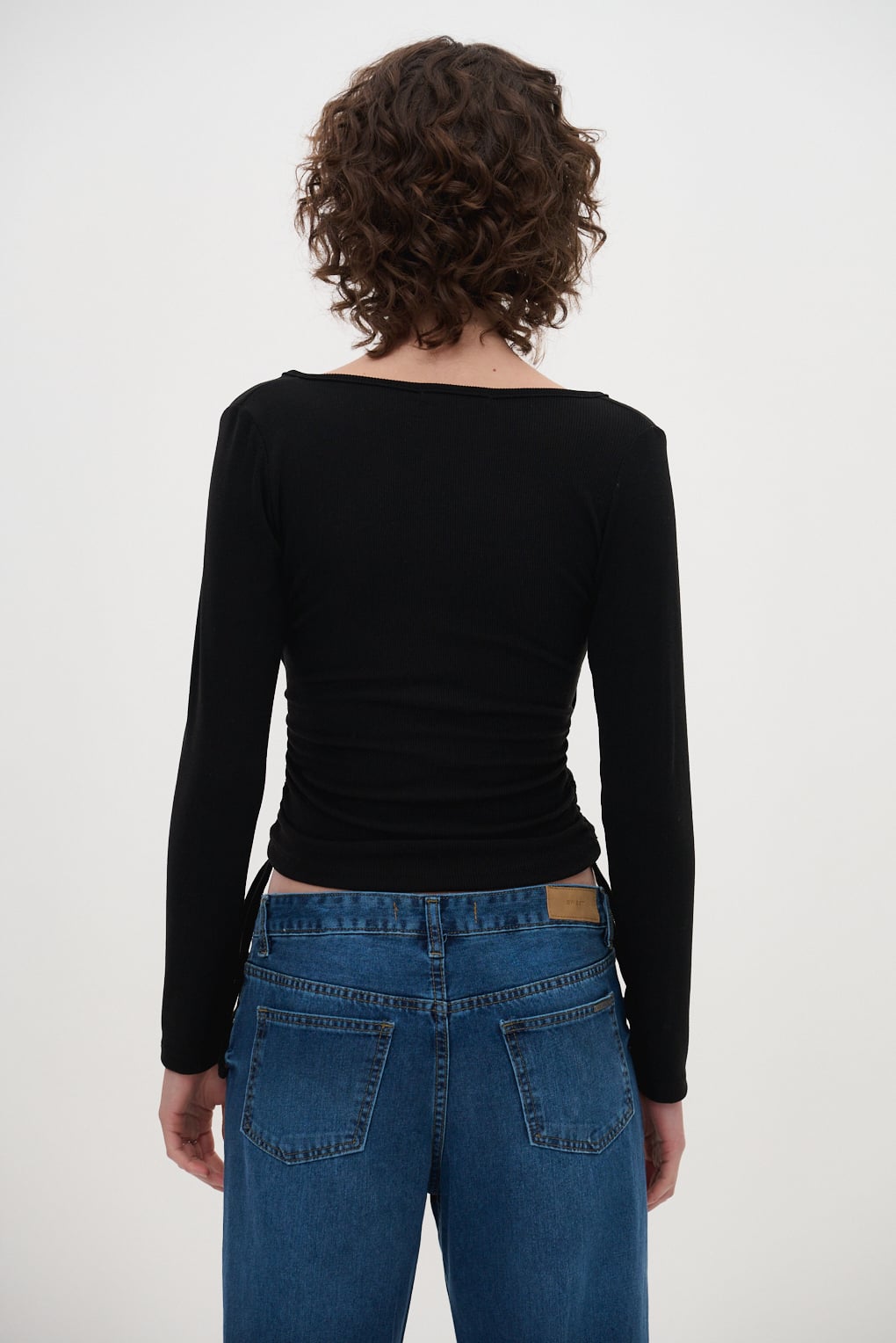 remera escote V frunces