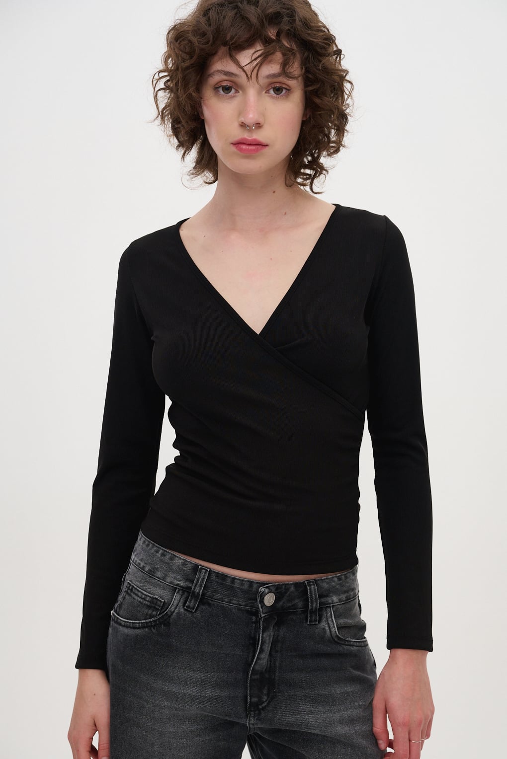 remera escote V cruzado