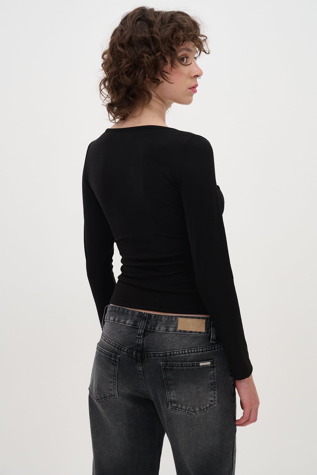remera escote V cruzado