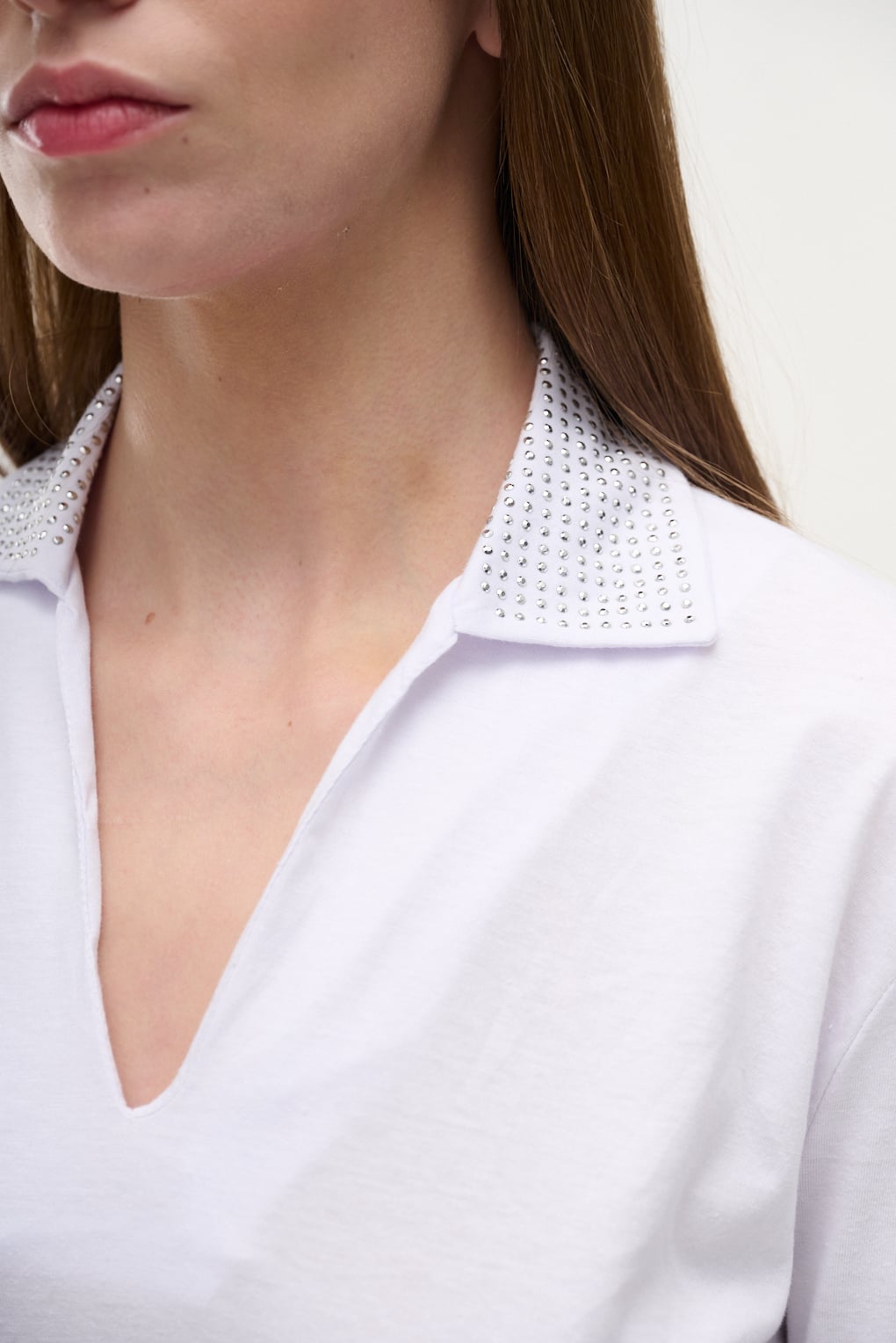 remera cuello brillos