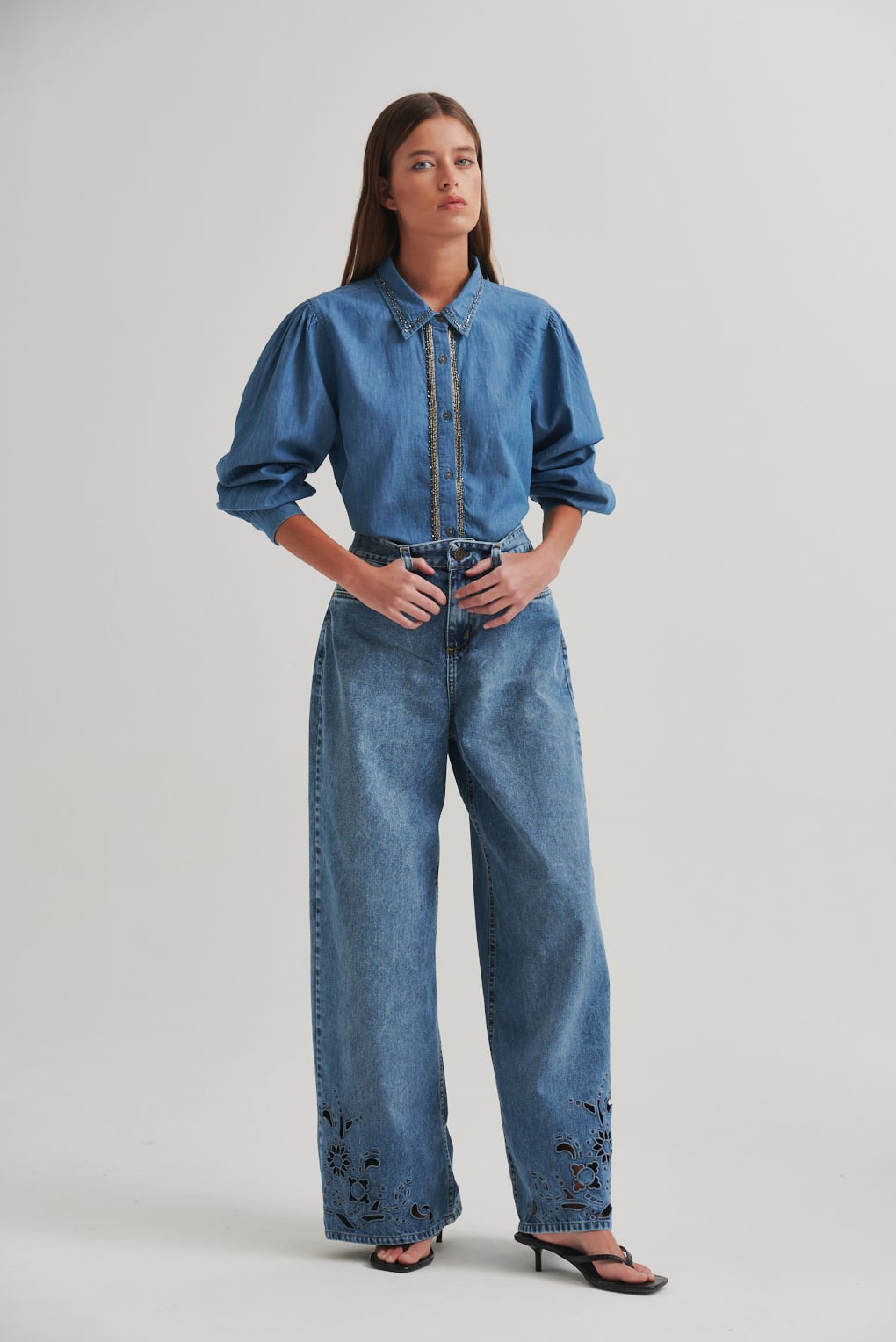 camisa denim con tachas