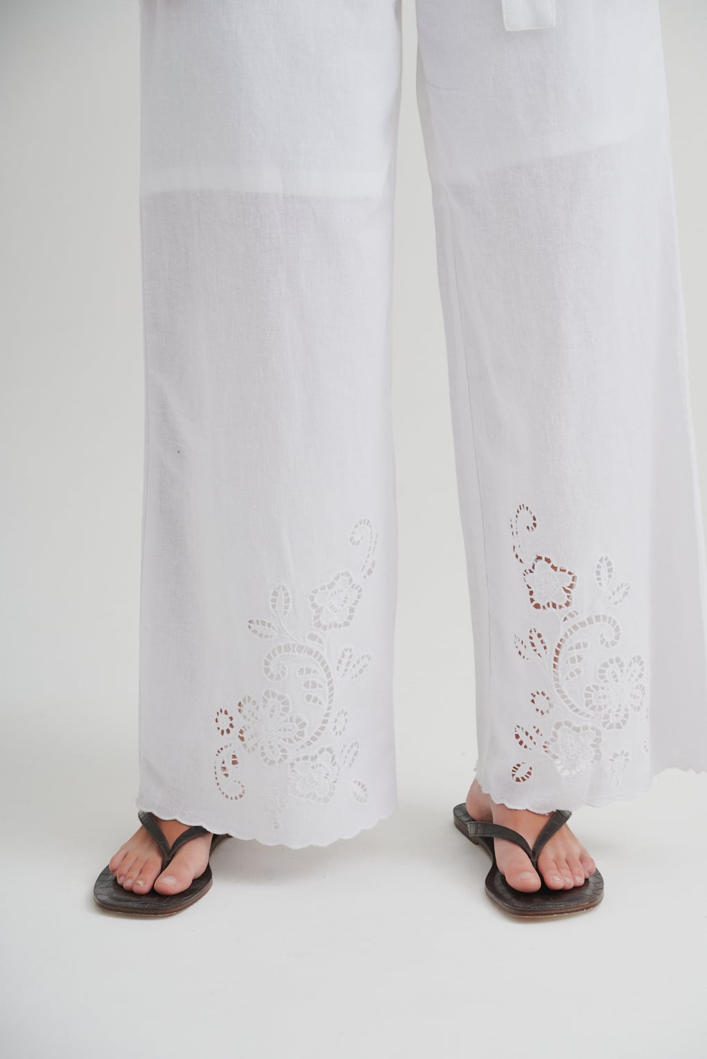 pantalón palazzo bordado