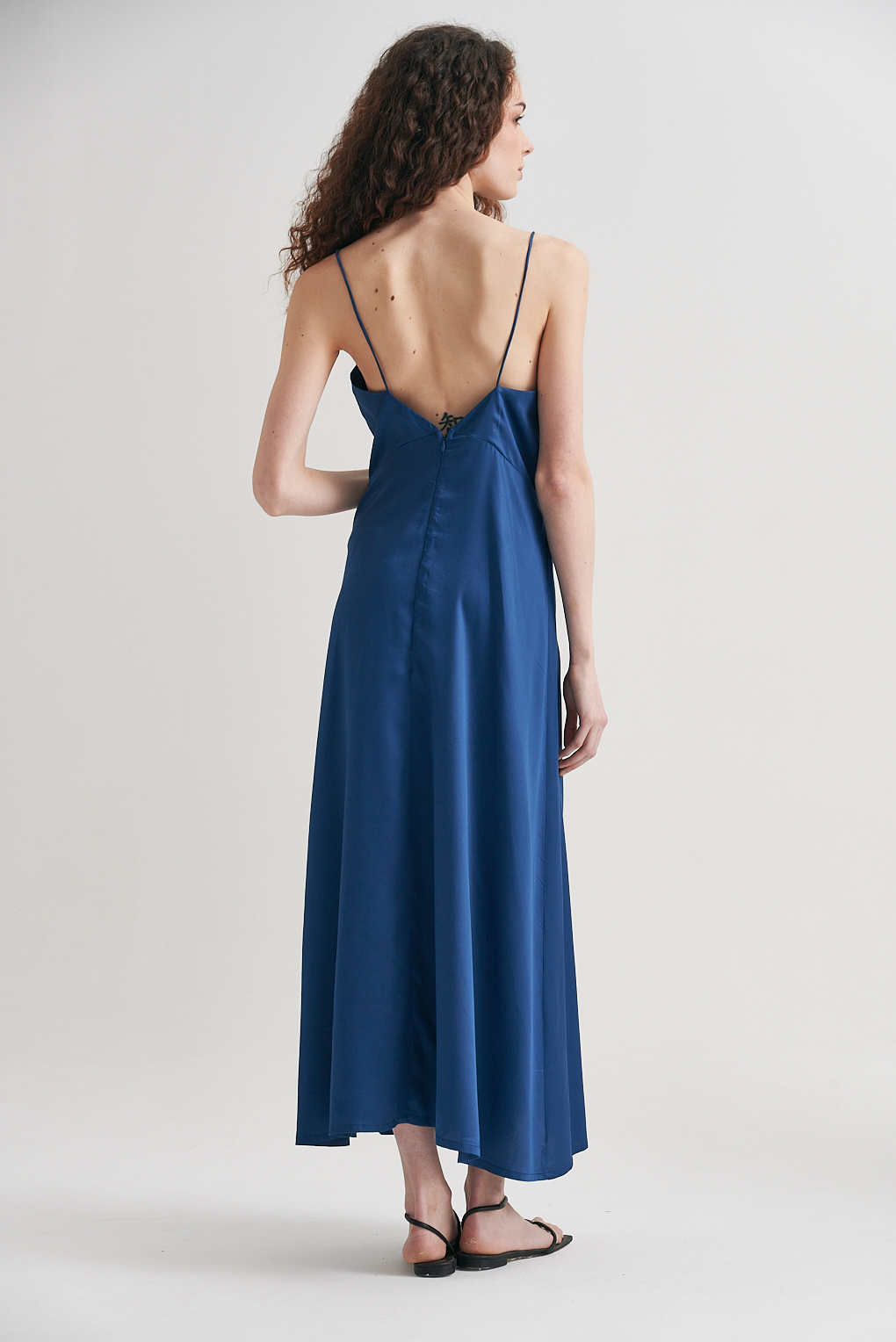 vestido escote V saten
