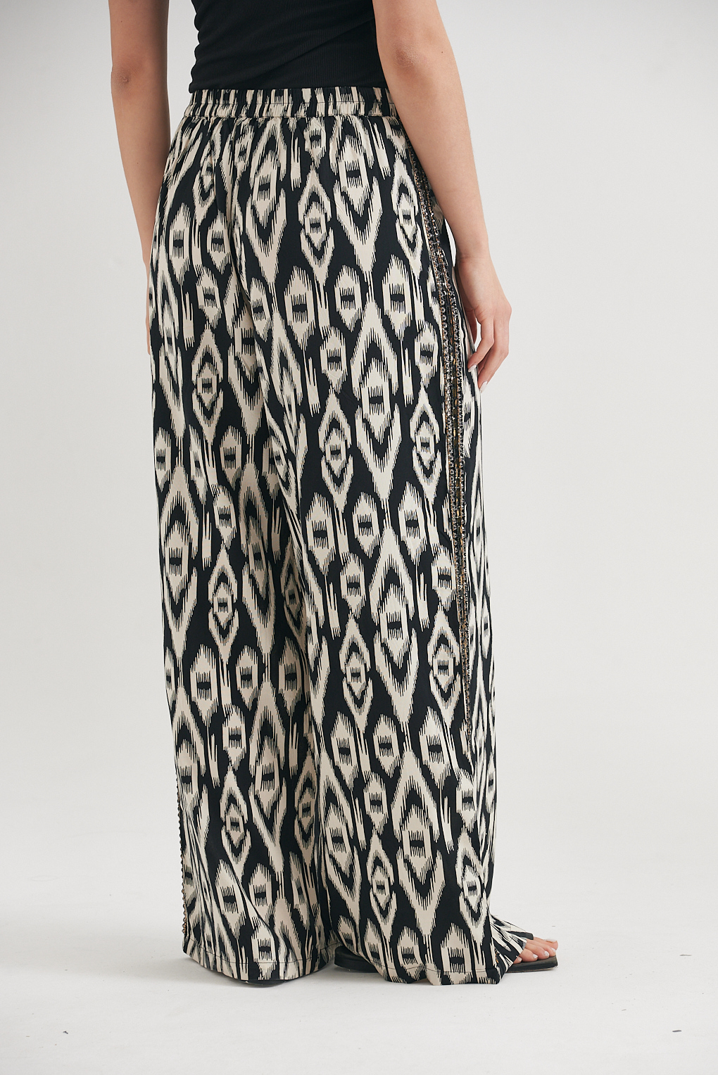 pantalon estampado geometrico