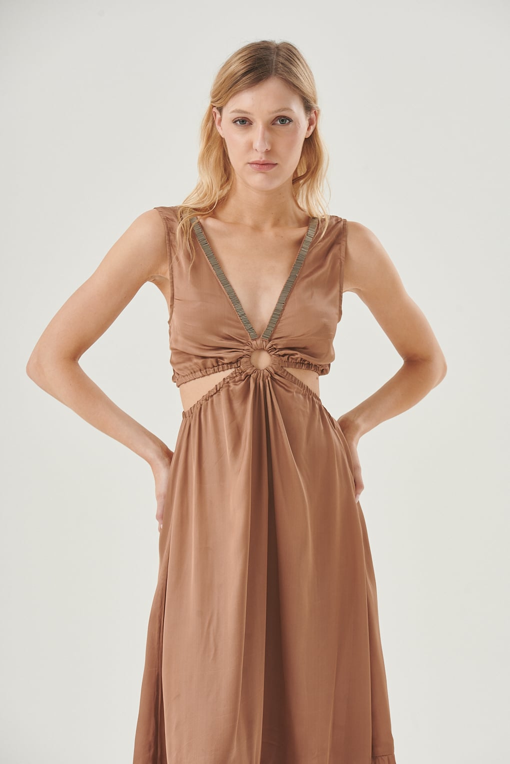 vestido satinado con abertura