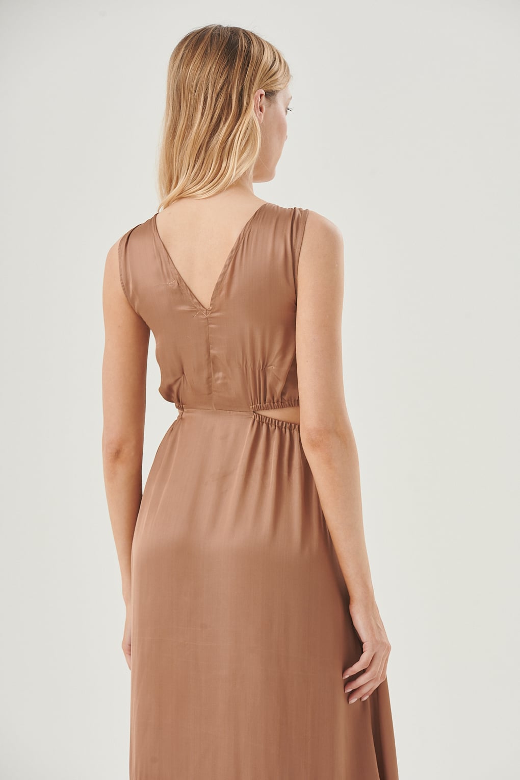 vestido satinado con abertura