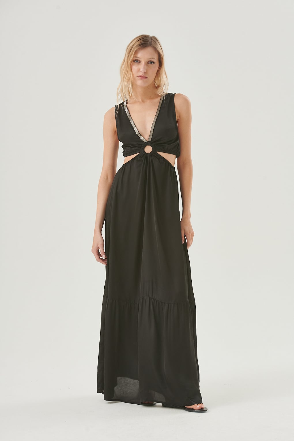 vestido satinado con abertura