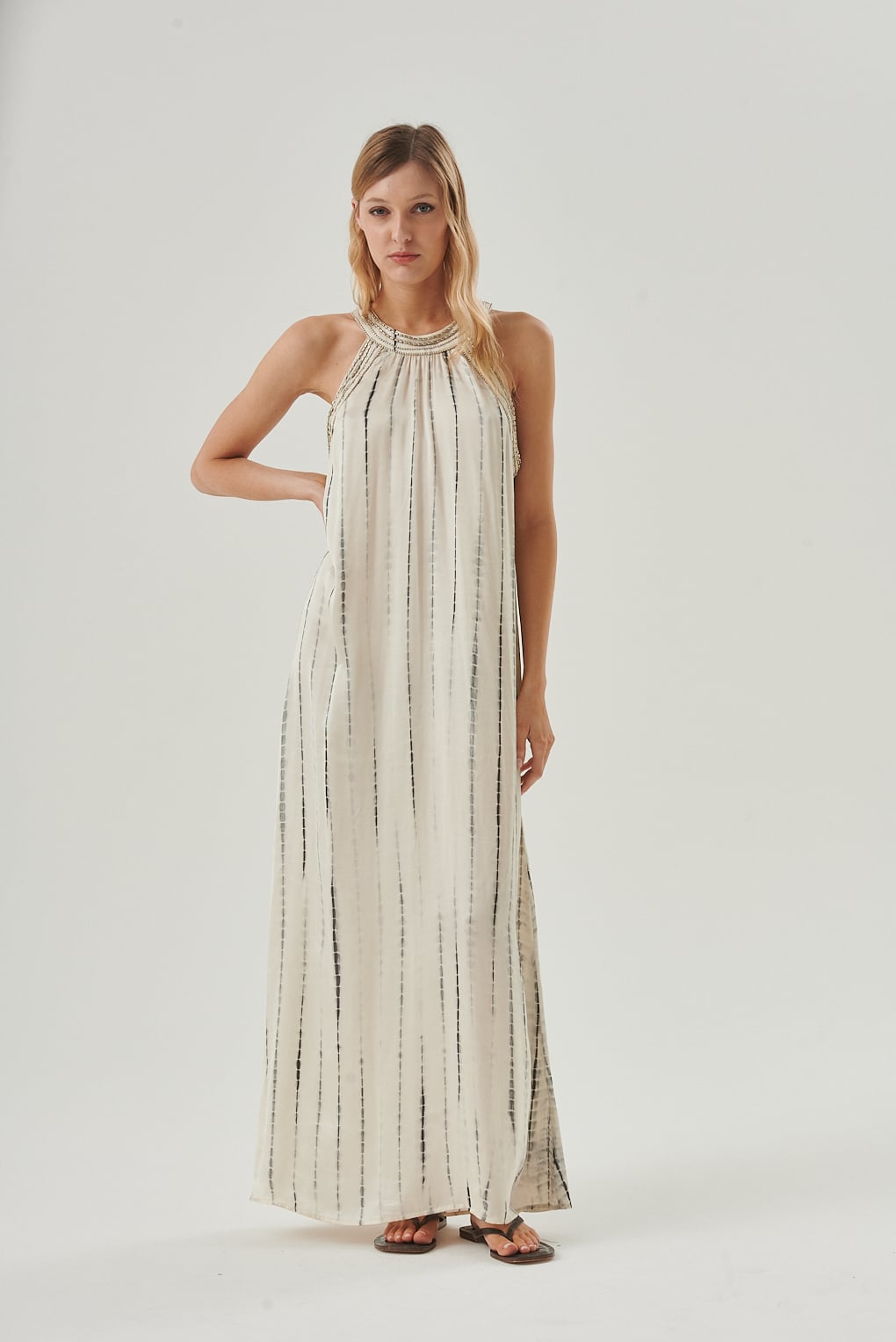 vestido satinado con mostacillas
