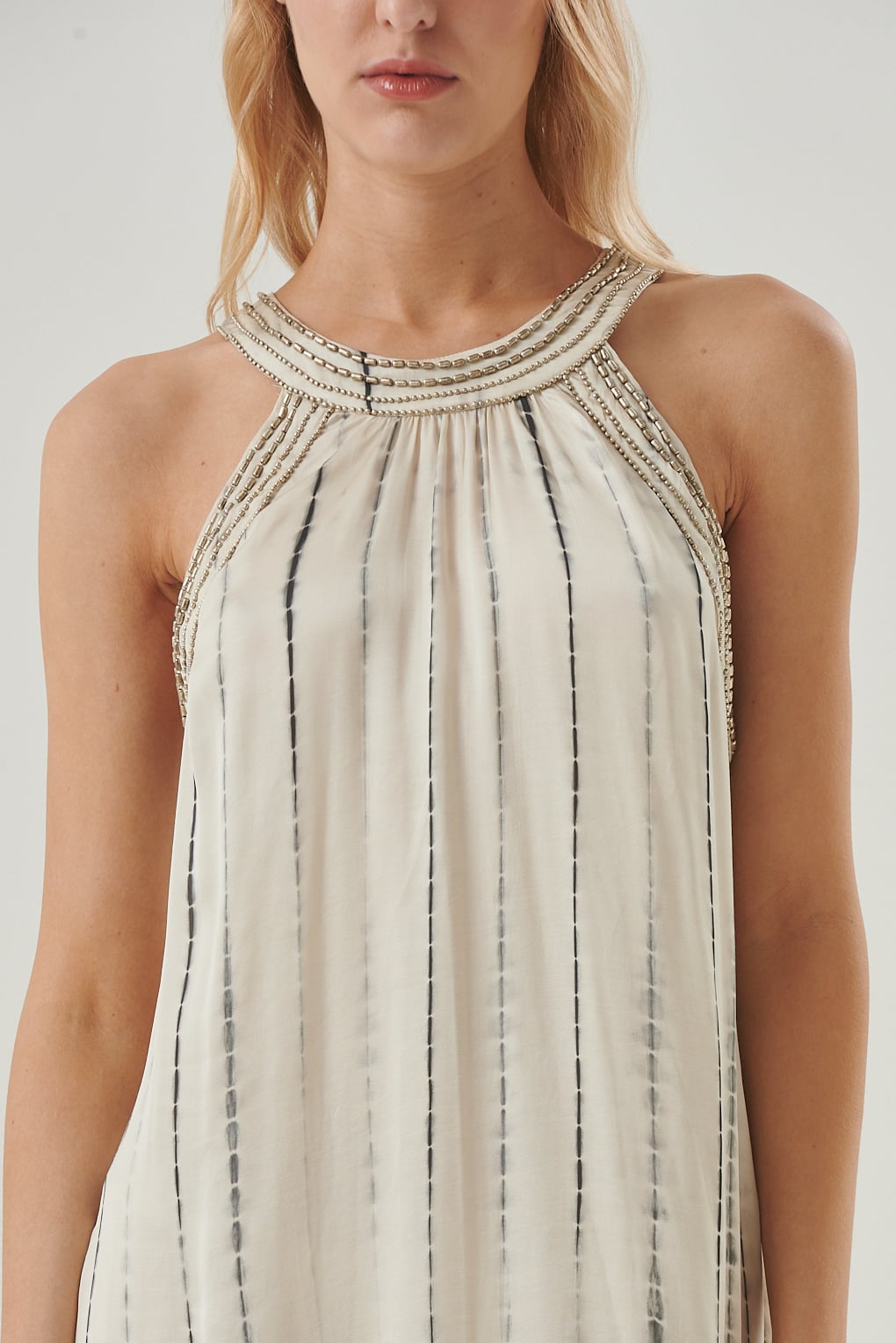 vestido satinado con mostacillas