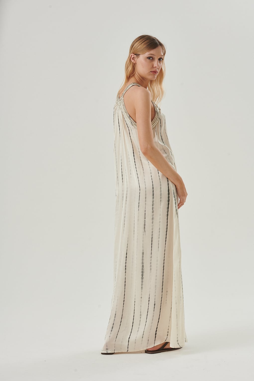vestido satinado con mostacillas