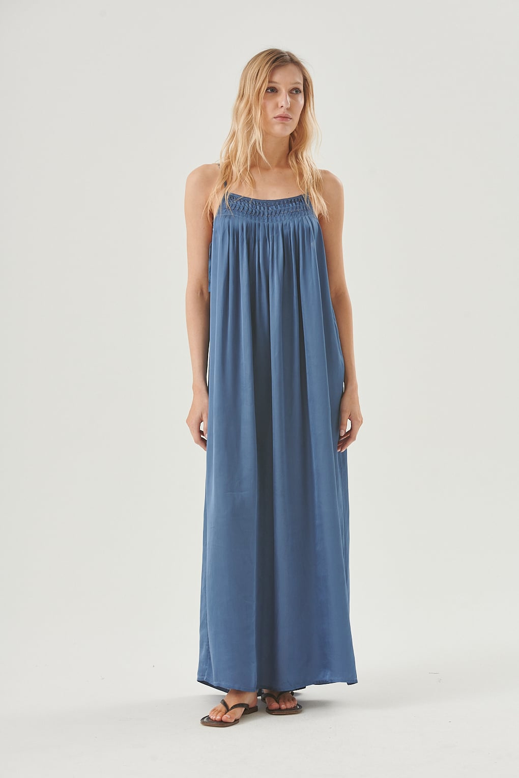 vestido satinado largo con espalda descubierta
