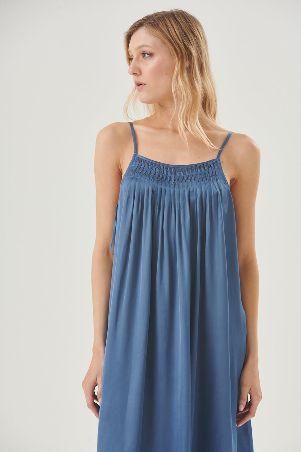 vestido satinado largo con espalda descubierta