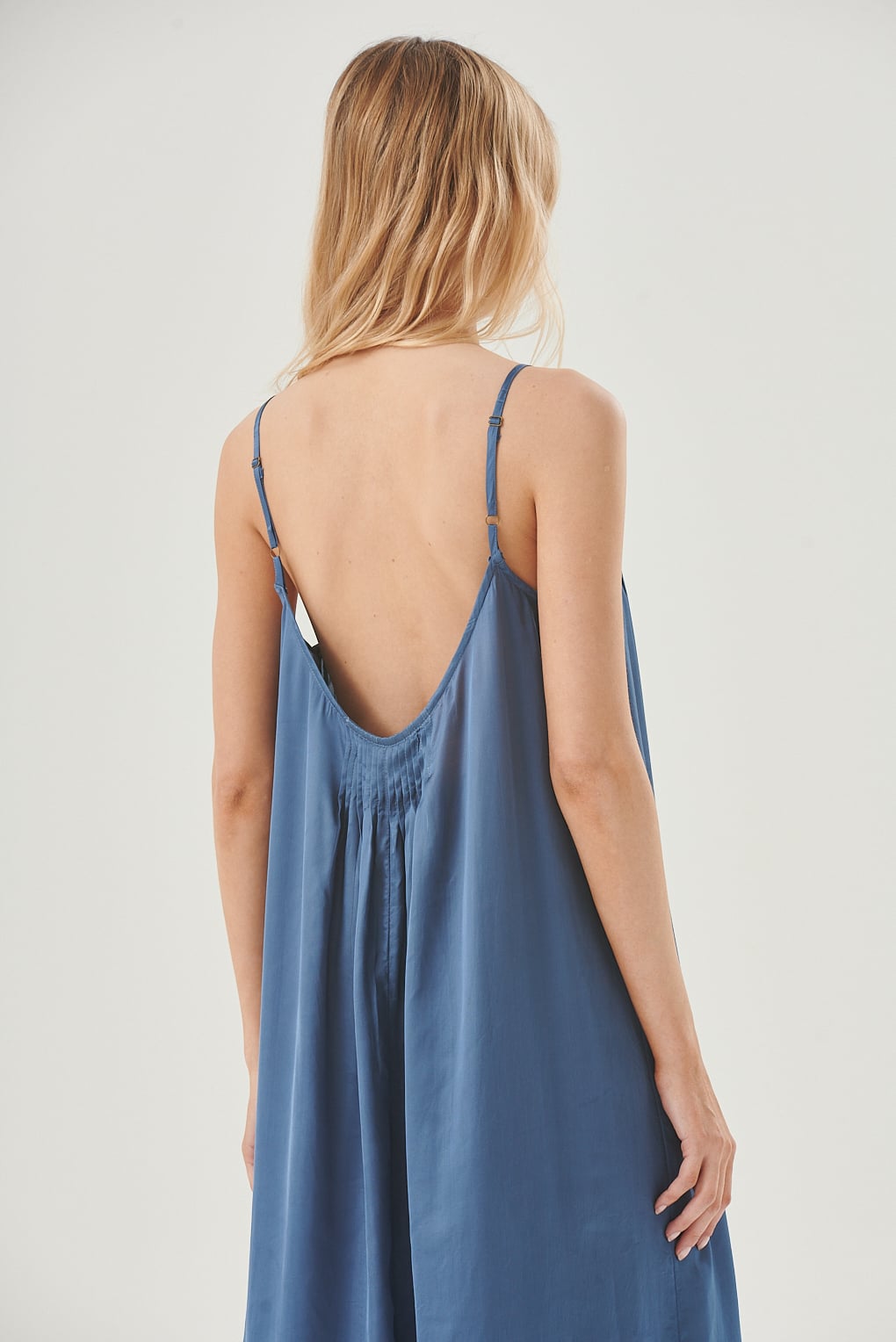 vestido satinado largo con espalda descubierta