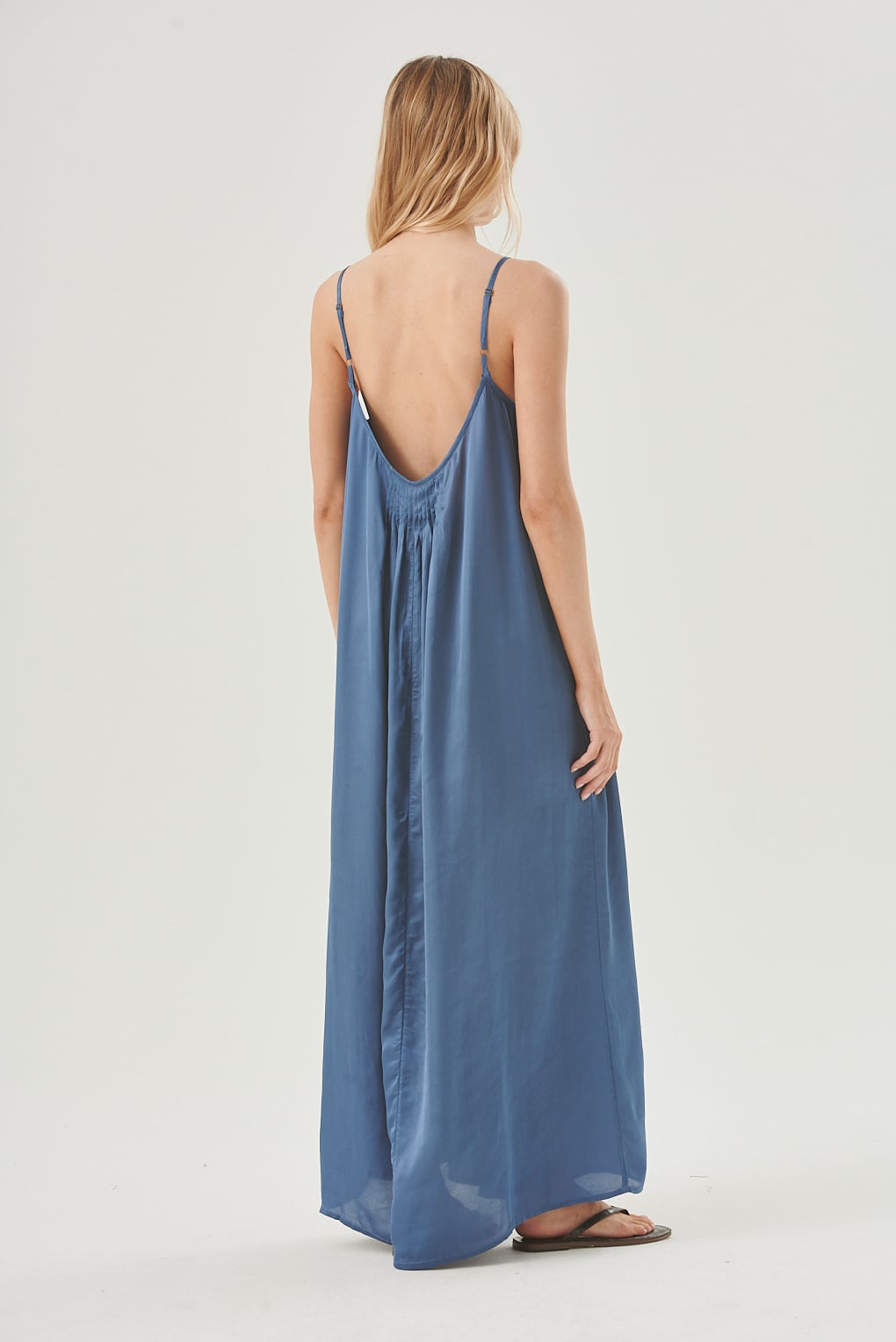 vestido satinado largo con espalda descubierta
