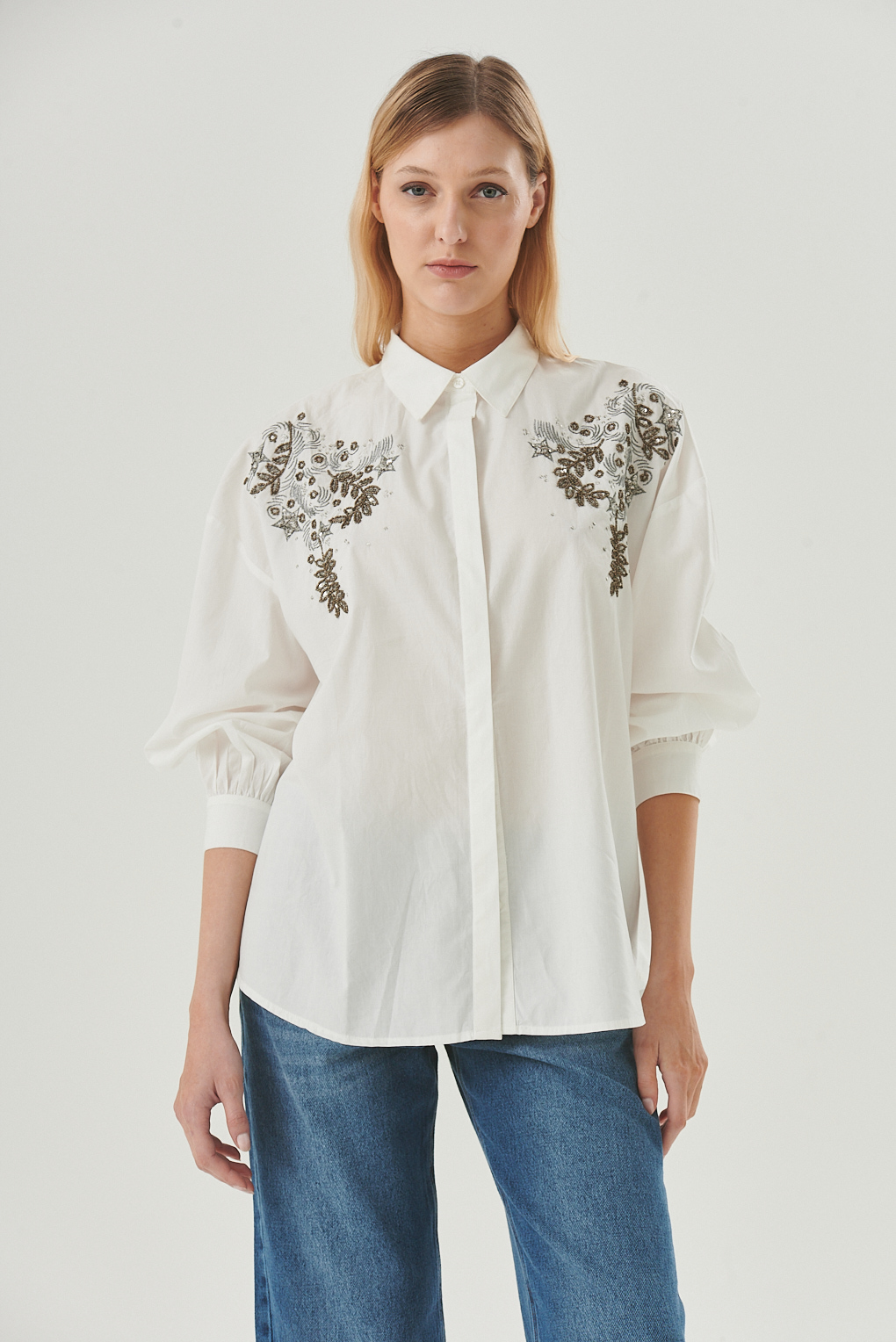 camisa bordada con brillos