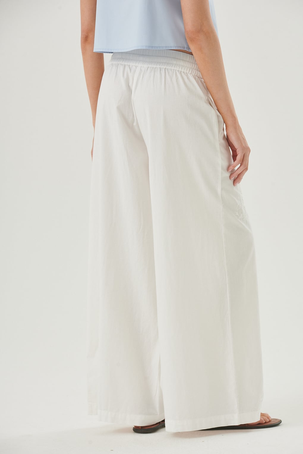 pantalón bordado