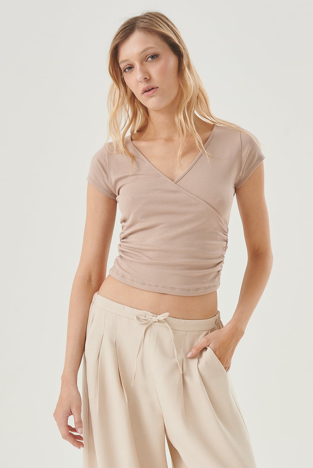 remera escote cruzado
