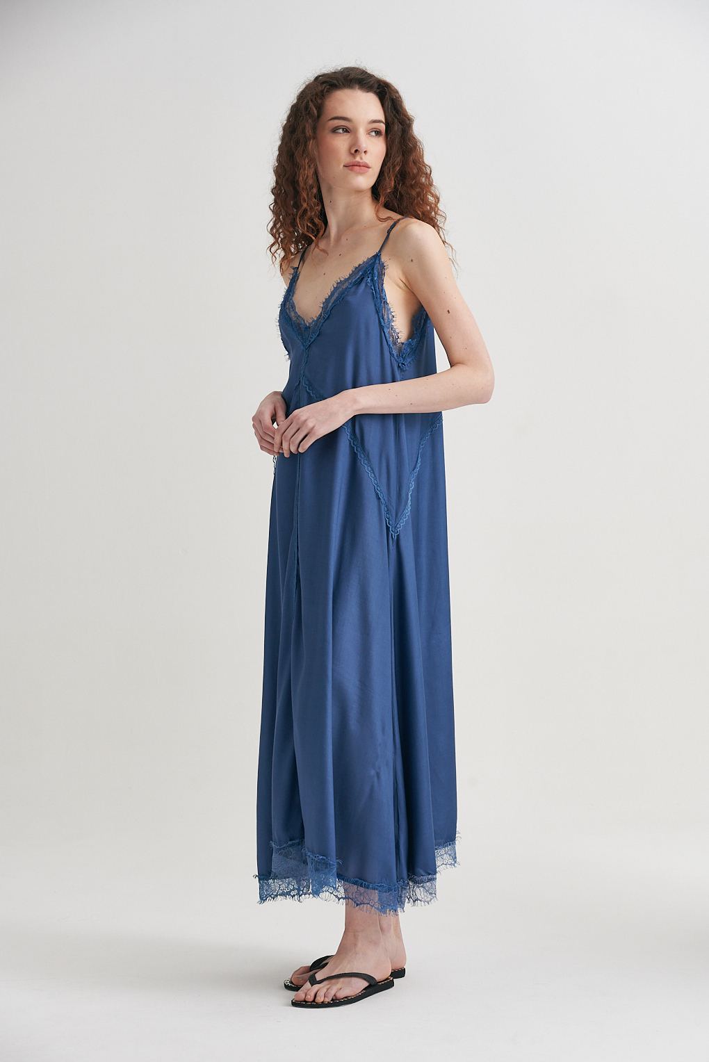 vestido satén puntilla
