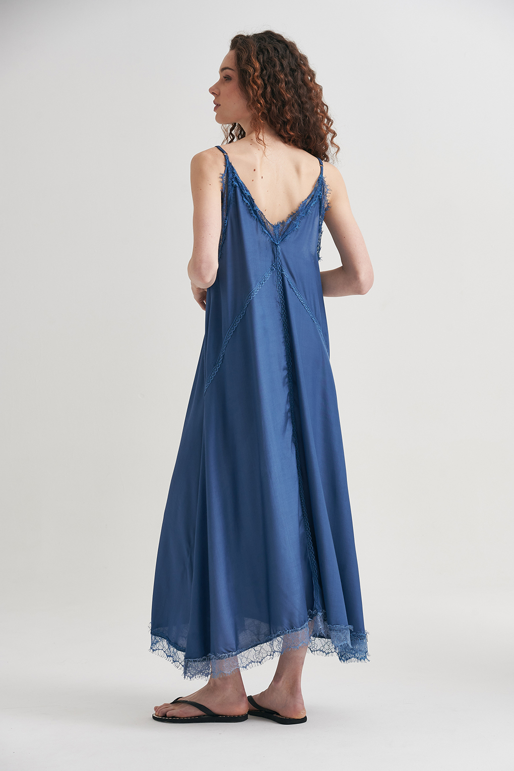 vestido satén puntilla