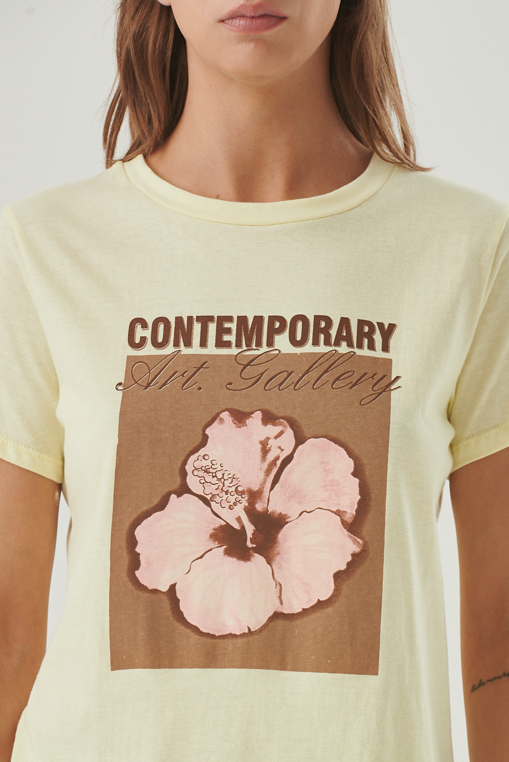 remera algodón con flor