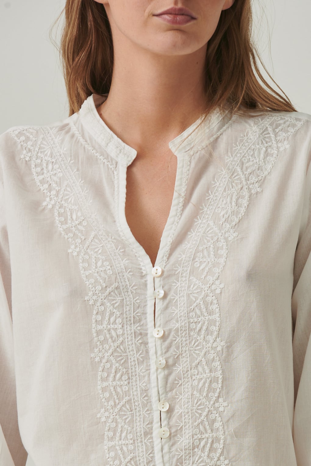 camisa de algodon calada