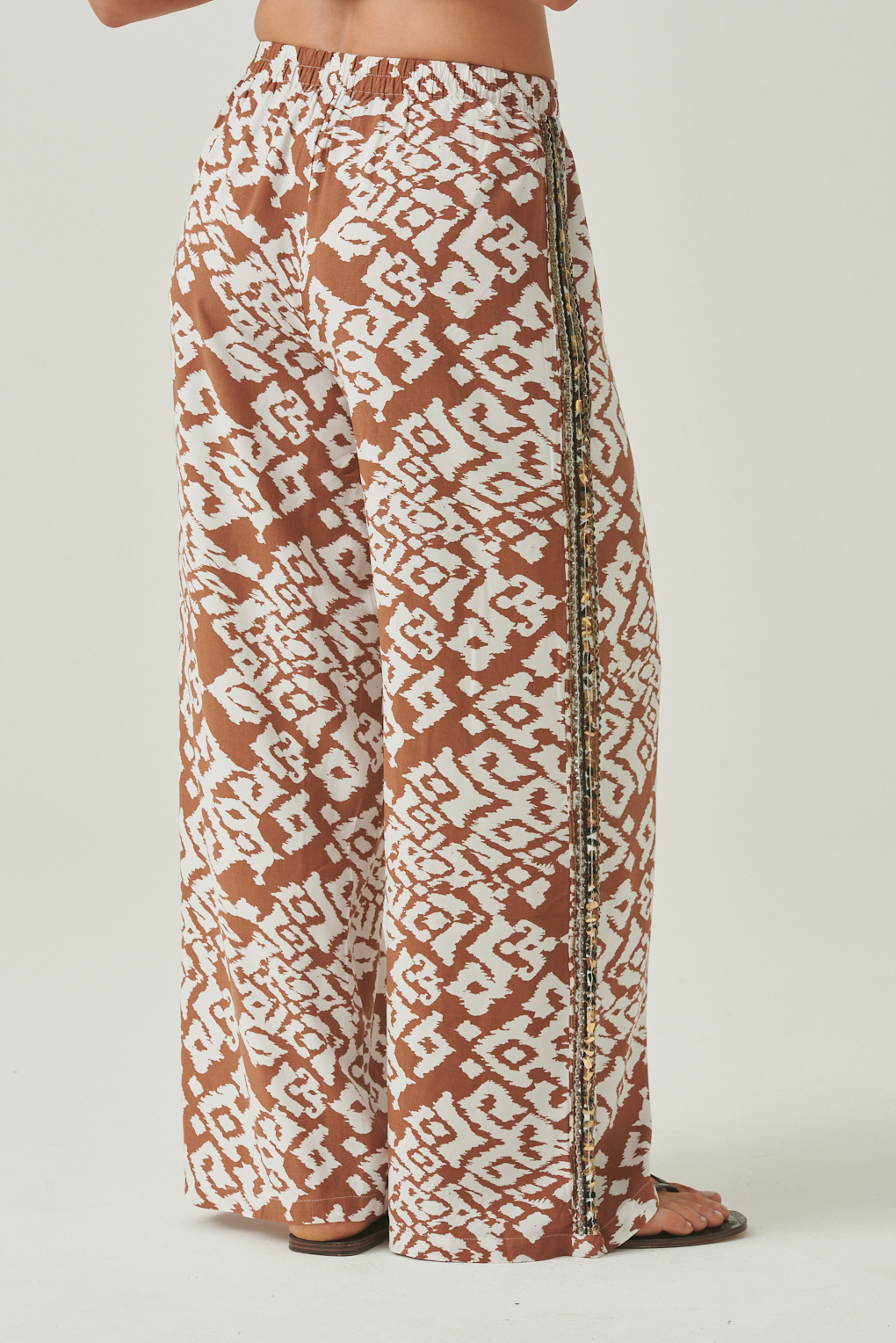 pantalon estampado con brillos