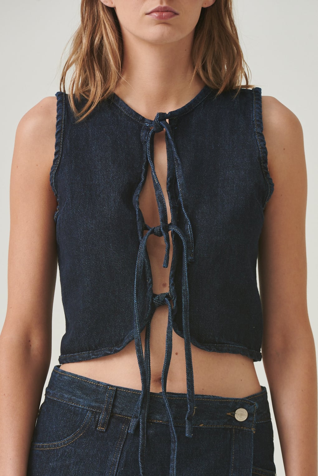 top denim con lazo