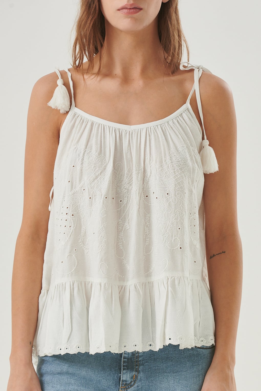 blusa bordada espalda descubierta