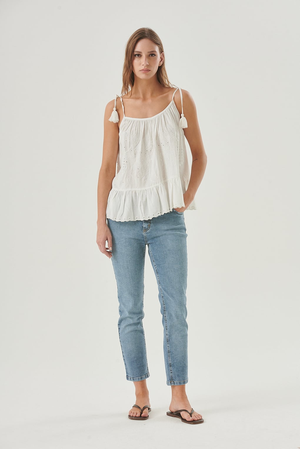 blusa bordada espalda descubierta