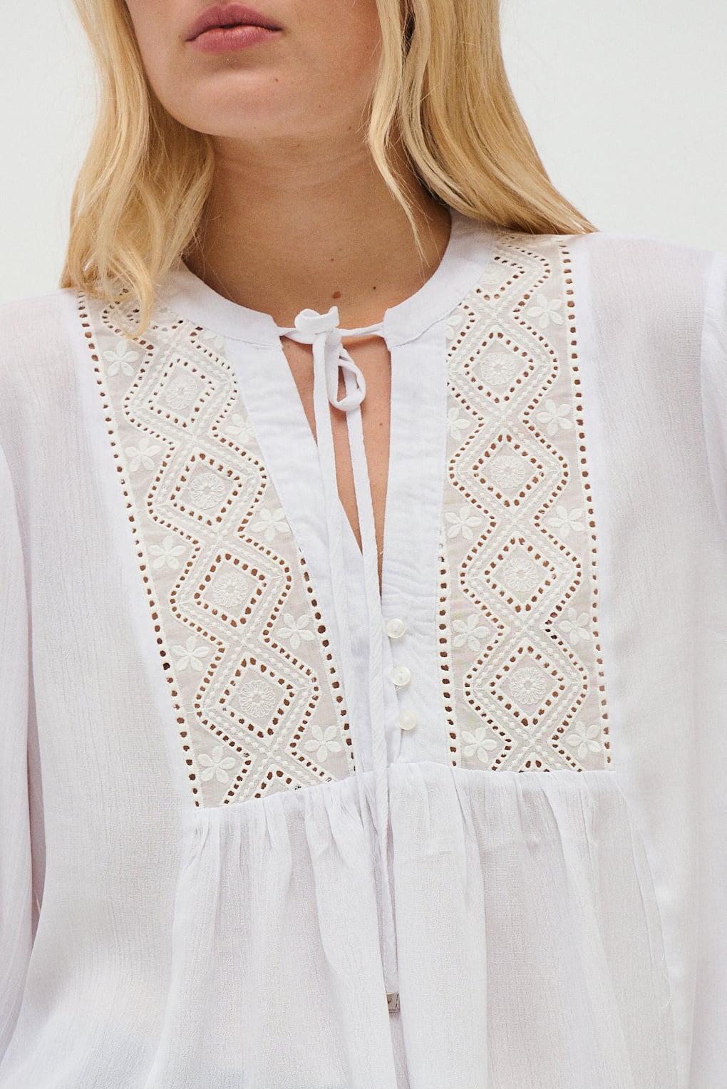 blusa bordada